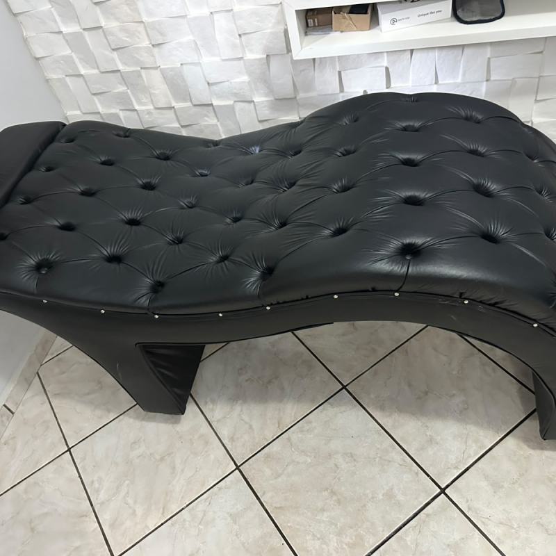 Marca de estética curva com Capitonê seminova