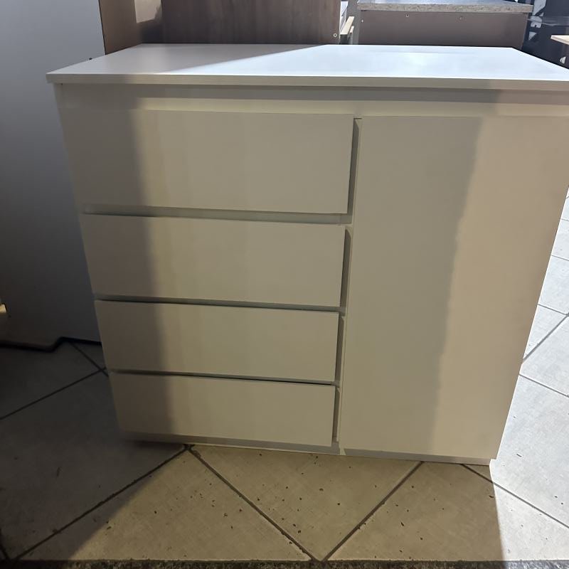 Cômoda com quatro gavetas uma porta observação feita em marcenaria