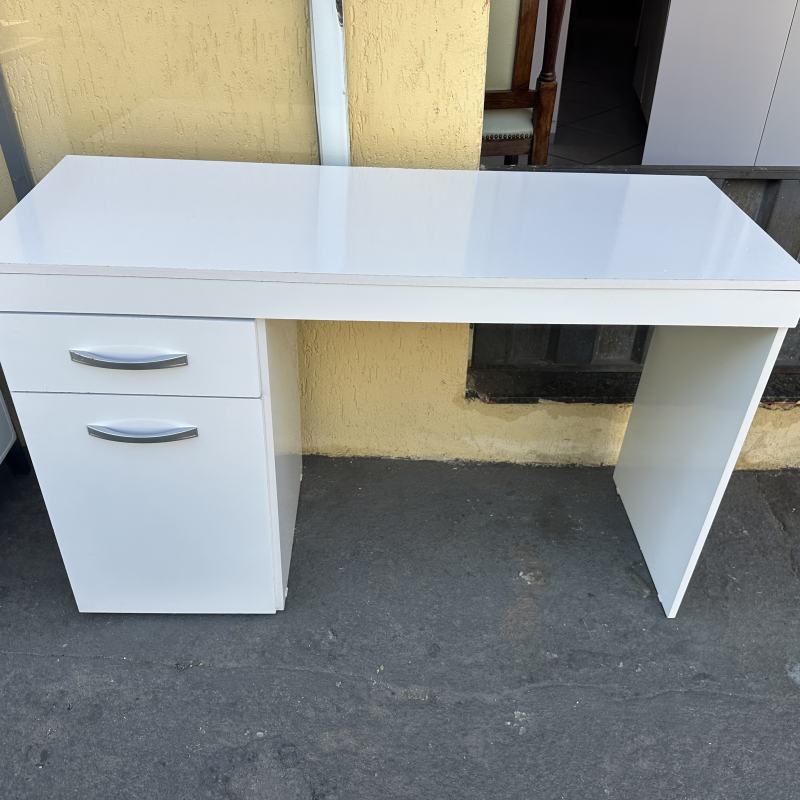 Escrivaninha com uma porta e uma gaveta
